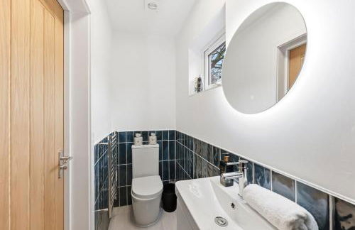 Unique 5 Bedroom 4 Bathroom House with Self-Contained-Studio - Excellent Location - Pool Table, Super-Fast Wifi, Smart TV and Self-Check-In by Yoko Property - Photo 27