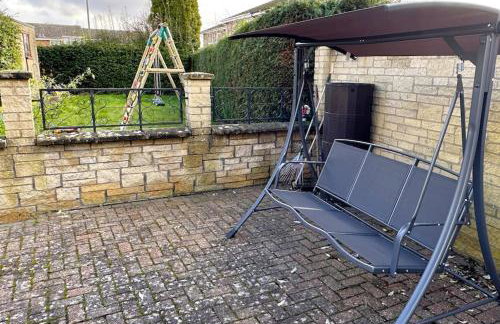 Green Haven Villa - 4BR Spacious House with Hot tub, Ample Parking, Air Condition, WIFI, Netflix, Patio & Garden - Foto 29