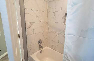 Spacious 3 bedroom unit with backyard and parking just 10 minutes from Rodeo Dr and attractions! - Photo 29