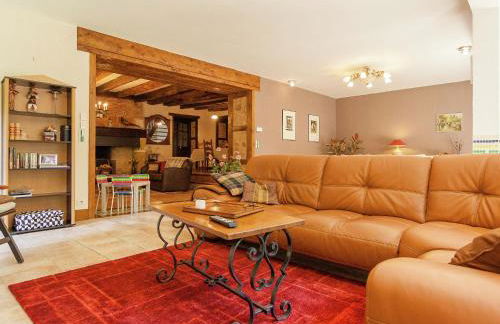 Spacious Farmhouse With Private Heated Pool in a Rustic Garden - Foto 4