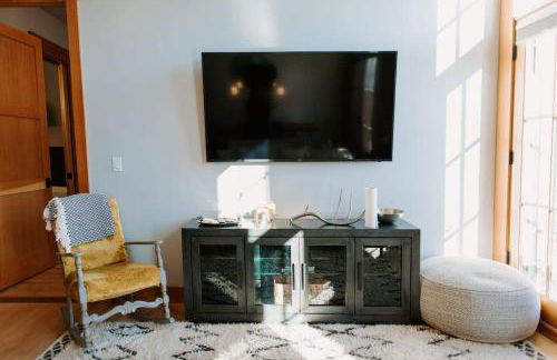 Stylish Main St Loft with Balconies and Garage - Foto 15