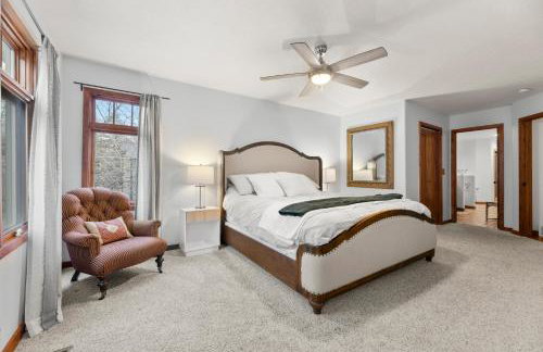 Spacious 5 Bed Retreat, Walk to Lifts and Main - Photo 12