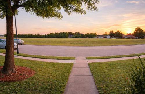 4BR Retreat with Game Room & Massage Chair - Sleeps 12 - 2 Kings - Step-Free - XL Private Patio - Foto 37