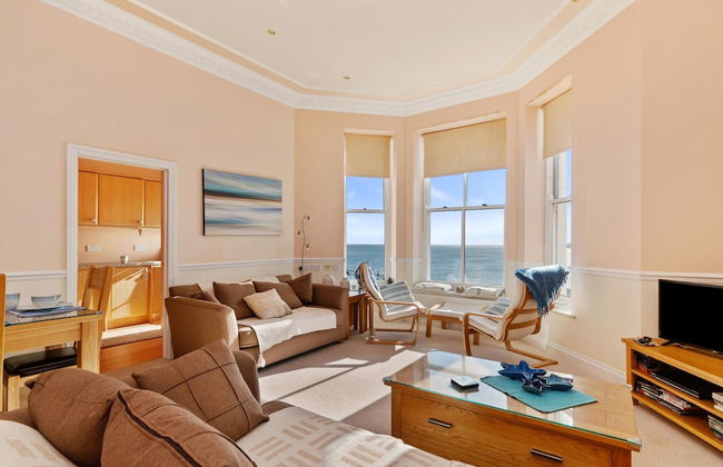 7 South Beach Court - Sea Front Apartment With Spectacular Sea Views - Photo 11