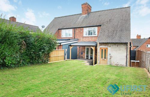 Delightful 3BR Home - Hot Tub - Near Castle, QMC - City Centre & Trent Bridge - Free WiFi & Parking - Sleeps 6 - Foto 17