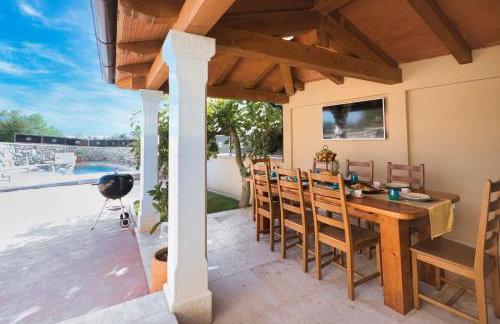 Gorgeous Pool Villa with a fenced garden - Photo 10