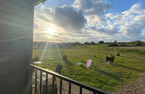 POPPY LUXURY LODGE Sleeps 8 at Fairview Farm, Ravenshead, Nottingham Near Sherwood Forest, Dog Friendly, Farm Stay great for wedding groups, families, Hen Do's, friends gatherings with amazing views - Foto 60