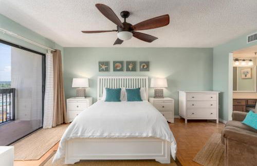 Beach views with top complex amenities and covered parking! - Foto 9