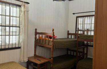 Chale de Madeira - Lareira e Fogueira---lindo gramado com mesa para café da manhã, churrasqueira e fogueira - Foto 24