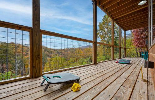 The Overlook - '21 Cabin - Gorgeous Unobstructed Views - Fire Pit Table - GameRm - HotTub - Xbox - Lots of Bears - Foto 56