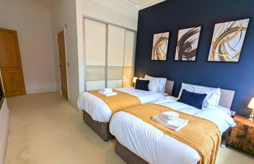 Luxury 2 Bed Apt, Sleeps 4, Secure PRKG-1 Car, Ascot Racecourse 5min walk, Legoland & Lapland 8mins, Windsor 15mins - Foto 3