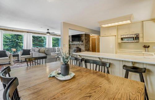Upper Stone Lodge - Hot Tub & Game Room - Upper Unit - Foto 12