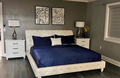 King Bed, 3 miles to Stadium - Foto 7