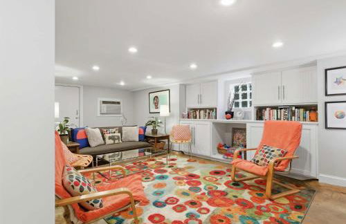 Charming 4BR Bungalow - Steps to Clarendon METRO - Foto 18
