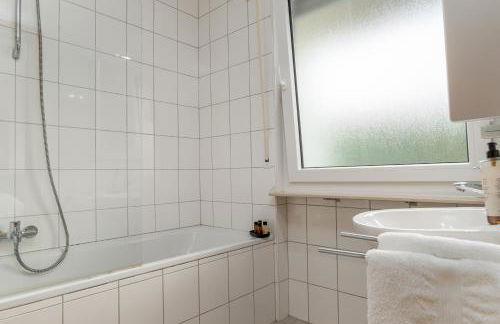 Elbling Appartement for 4 People - Billiards - 2 Bedrooms - 2 Bathrooms - Balcony with Mosel View - Parking - Wine Barrel Bar - Fully Equipped Kitchen - Netflix - WaipuTV - 3 km from Cochem - Foto 36