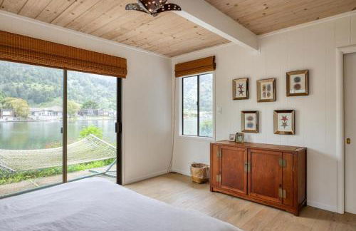 Dockside getaway with hot tub & dock - Foto 31