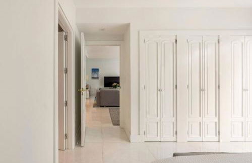 Beachfront Bentley Hotel One Bedroom Suite with Balcony and Beach access - Foto 14