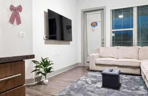 Stunning Lake Views | DART Train | Gym & Pool - Foto 8