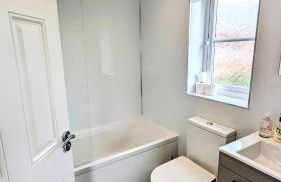 Charming Townhome Retreat, close to Manchester - Photo 22