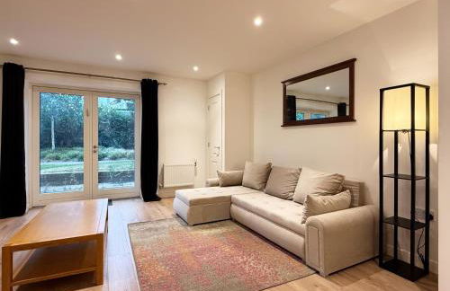 Laura's modern 1 bed apartment in Wimbledon - Foto 1