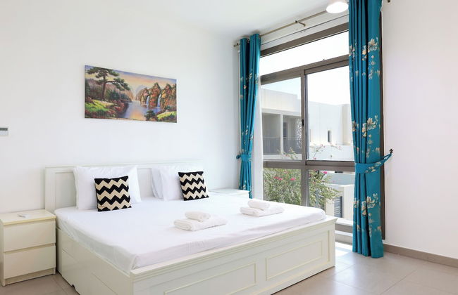 Luxury 4B and maid's with private garden - Photo 3