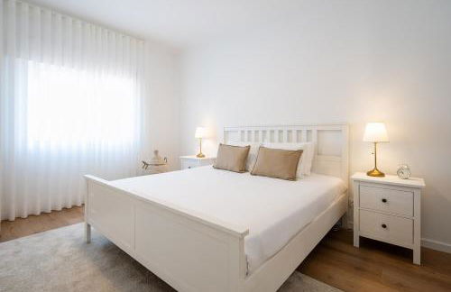 Bright & Spacious Villa by Beach - Photo 17