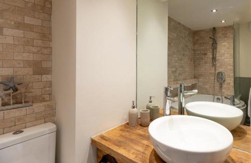 The Coach House - Beautiful Home in Cheltenham! - Photo 145