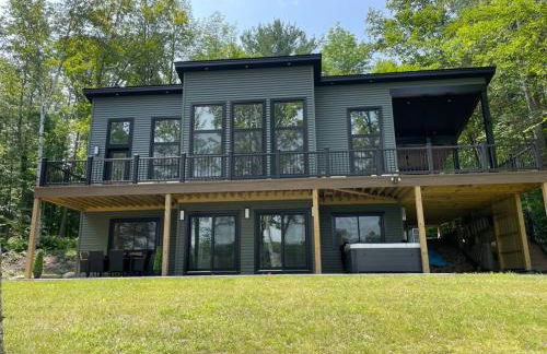 Luxe Modern Lakefront Oasis - Hot Tub, Sunset Views, Pet & Family Friendly! Close to UMF! - Foto 56