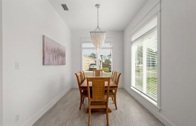 Brand NEW Expansive Coastal Home w/ Custom Furnishings Sleeps 15 - Foto 37