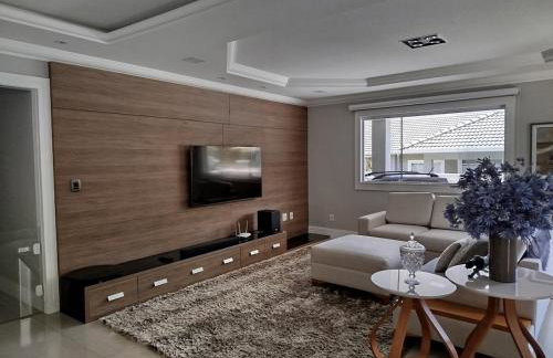 Casa Teresópolis perto do centro com três suítes e piscina - Foto 1