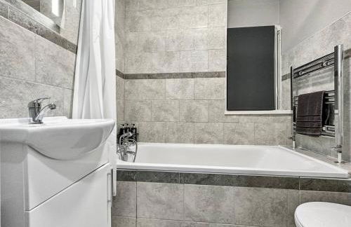 3 bed home in Tonypandy with Balcony View Room - Foto 23