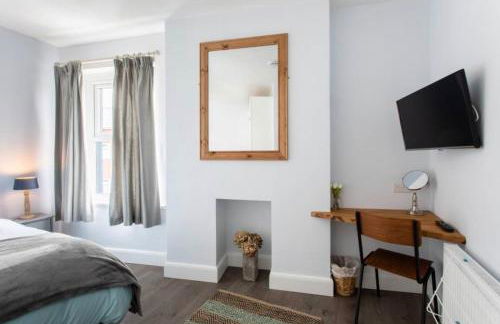 Beautiful Two Bed Mumbles Flat - with parking space - Foto 14