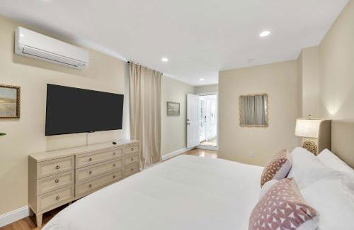 1 Story Family Home Half Mile to Beach with Patio , Grill, Office with Twin Beds, Peaceful Wooded Setting, Spacious Driveway, Garden Views, Walk to Shore, Perfect Cape Cod Getaway for Families - Foto 31