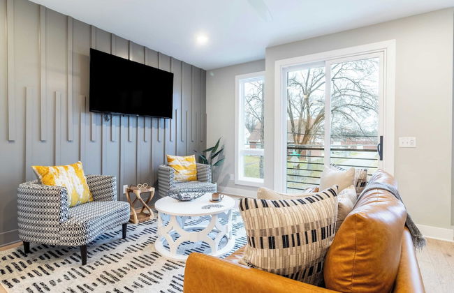 Monty by Avantstay 4bdr 4ba, Balcony w/ Outdoor Seating, 5mins to DT - Photo 2