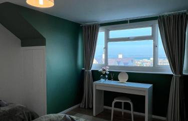 3BDR Town House in the Heart of Holyhead - Free Onsite Parking - Foto 8