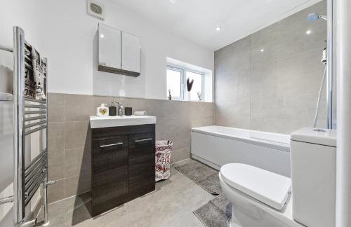 The Lumos House - 4 Bed Home w Parking near Harry Potter Studios - Foto 13