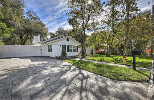 Chic Home with Fire Pit and Patio, Walk to Lake! - Foto 34