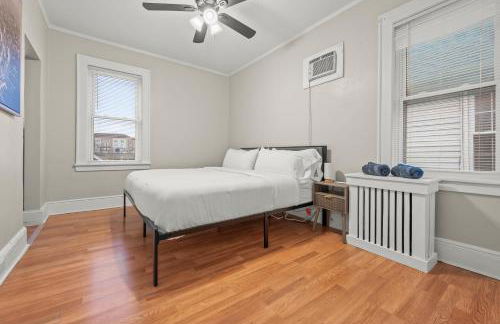 2-Story Stay with Game Lounge & Free Parking Spots - 5 mins to NYC Train - Foto 15