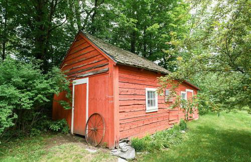 1820 House - VT Charm + Modern Comforts + Hot Tub - Foto 32