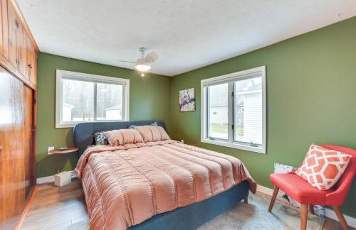 Bright Houghton Lake Home with Boat Dock and Fire Pit - Foto 12