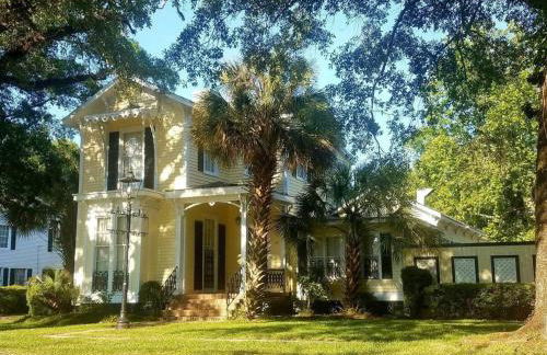 Agatha's Historic Home Free Parking Wi-Fi Deck - Photo 3