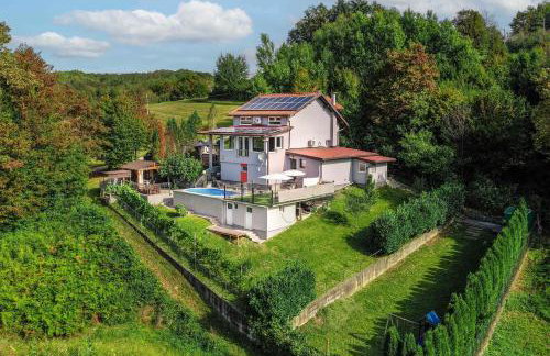 Riverside House with Pool and Hot Tub - Happy Rentals - Foto 1