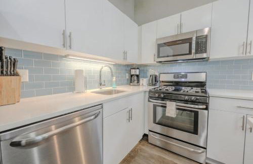 Lavishly Designed Home With Office Close to T - Photo 6