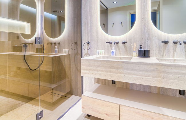 Luxe and Modern Duplex in Difc - Photo 36