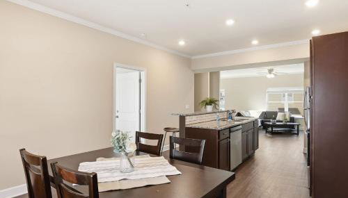 Modern Comfort and Resort Style Living Near CU - Foto 2