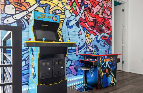 Austin Oasis Spacious 4BR Retreat with Hot Tub Cowboy Pool and Infrared Sauna Perfect for Families and Bachelorettes - Photo 5