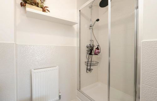 Contractor 4 Bed 3 Bath House Near Airport Parking Barry Island with Parking - Foto 21