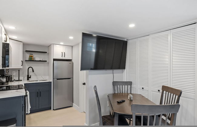 Modern Condo Perfect For Winter Rental - Photo 4