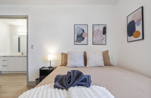 Bright Uptown Bliss - Free Parking, Walkable, Views - Foto 27