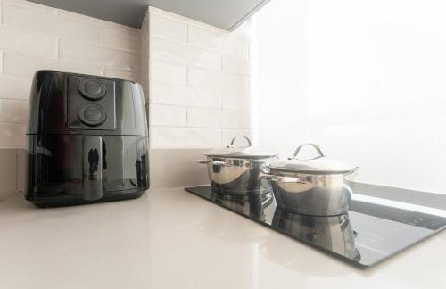 Studio Decorado Moderno ao lado Metrô Giovanni com Varanda - Acomoda até 4 pessoas - Foto 17